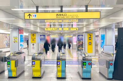 1.地下鉄栄駅「西改札口」を出て、まっすぐ進む