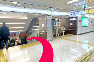 2.サカエチカへ向かう階段を下りる