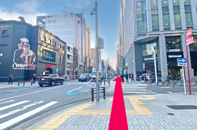 8.横断歩道を渡る