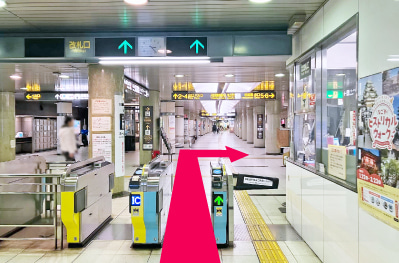 1.地下鉄栄駅「北改札口」を出て、右へ曲がる